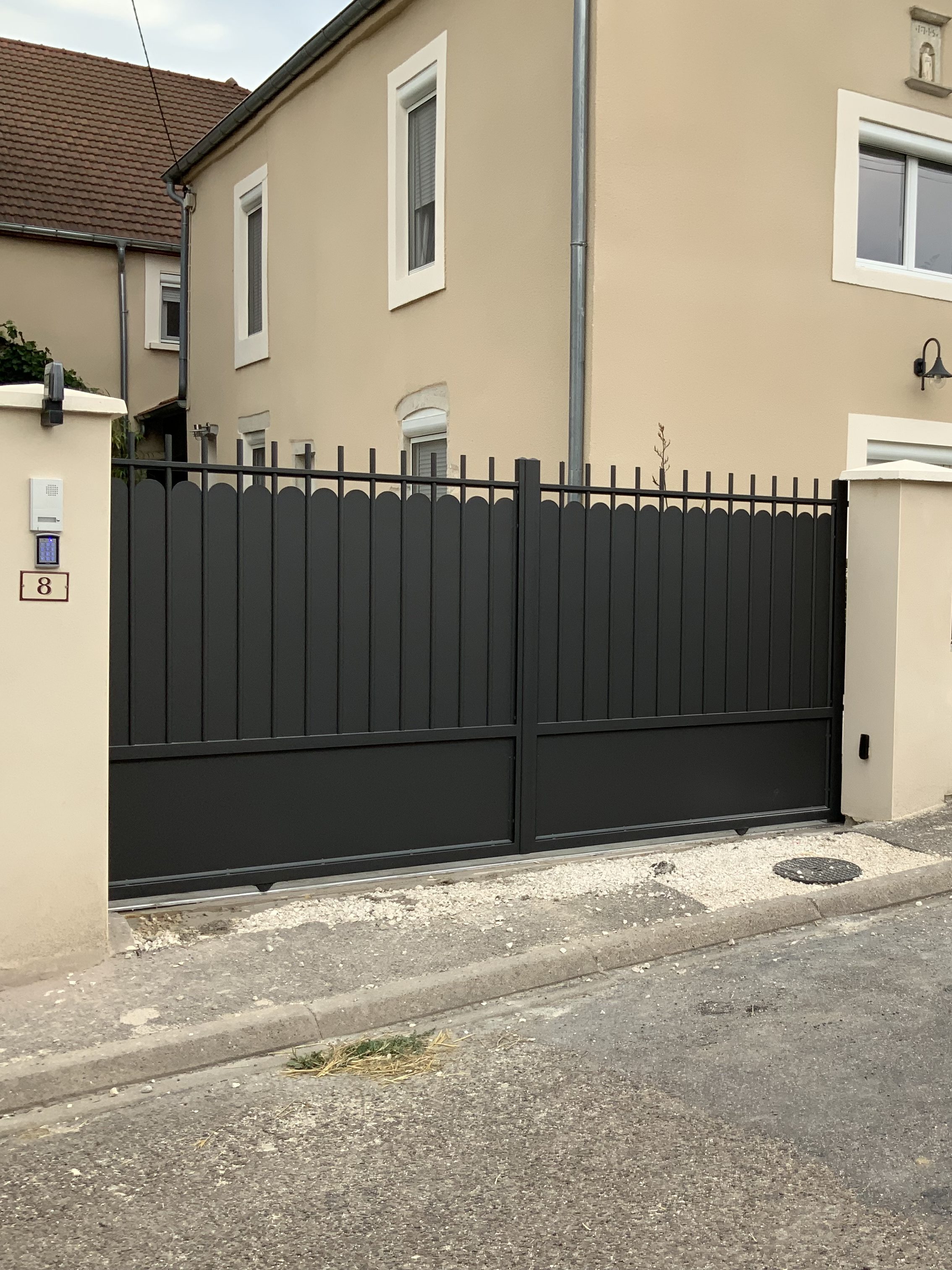 portail aluminium battant Kostum motorisé à Arc-lès-Gray