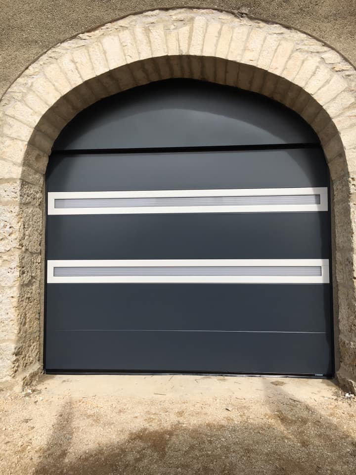 porte de garage sectionnelle gris installée à Arc-lès-Gray