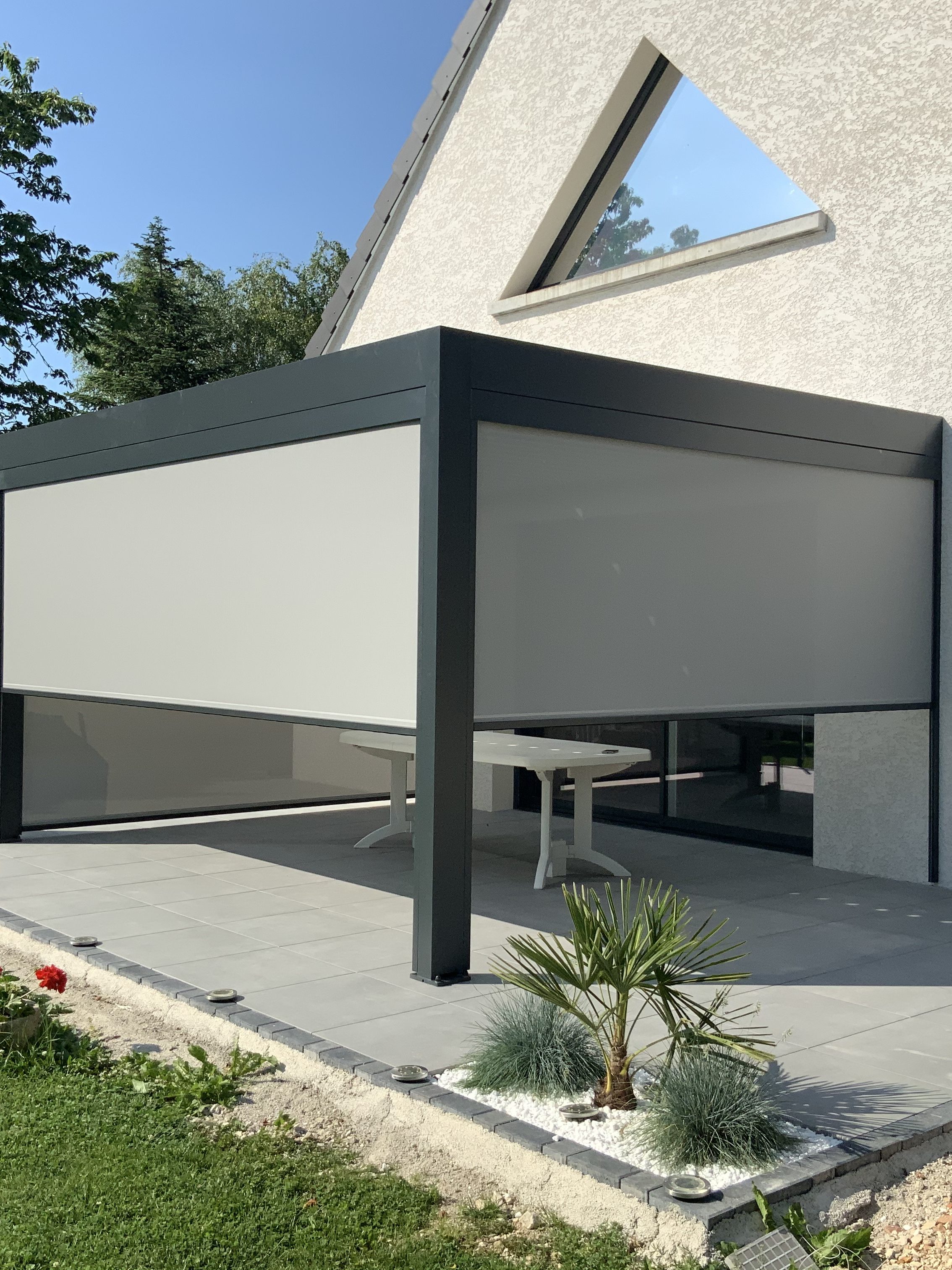 Pergola bioclimatique aluminium Marquises posée à Arc-lès-Gray
